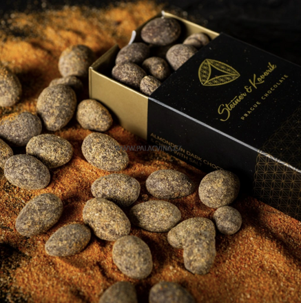 Karlovy mandle v hořké čokoládě a v chilli se solí 130g