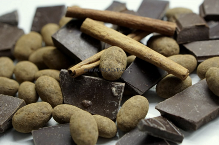 Mandle v hořké čokoládě se skořicí 90 g